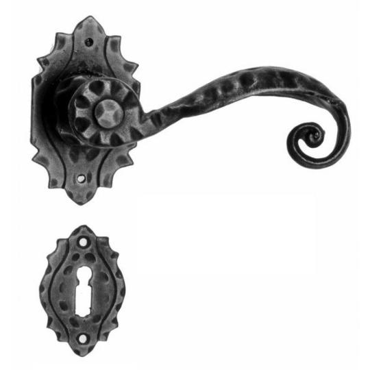 cierna zelezna klucka s oddelenou klucovou dierkou nastavitelna vyska rustikalna ozdobna dvere provensalsky regies elegantny byt lameridiana interierovy dizajn.jpg